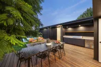 Midnight Sands Luxe Beachside Designer With Pool