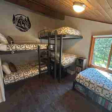 Cozy Sunriver Escape • Sleeps 12 • GameRoom + HotTub + EV + Sharc + River Access Rooms