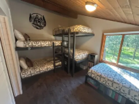 Cozy Sunriver Escape • Sleeps 12 • GameRoom + HotTub + EV + Sharc + River Access