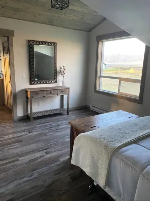 Golden Views In Every Direction! Hotels near Norris Hot Springs