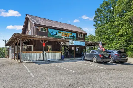 Cliff Haven at Red River Gorge 2-Bedroom Cabin with WiFi, AC, Fire Pit, Hot Tub