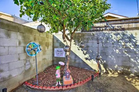 8 Mi to Aquarium: Long Beach Bungalow w/ Patio!