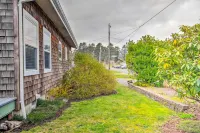 Airy Coastal Escape w/ Deck - Steps to Beach! - que admiten mascotas
