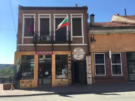 Room-charming Guest Room in Historic Vel Отели в г. Natsovtsi