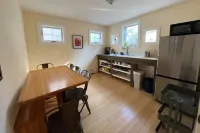 Cottage with Private Garden in Heart of Downtown- kid friendly!