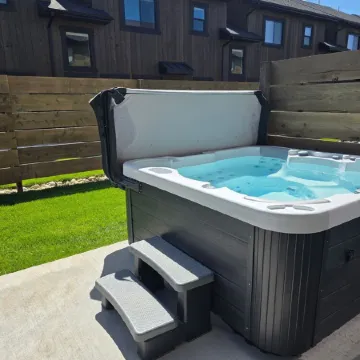 Modern Gem • 2 Kings • Bunks • Hot Tub • Walkable to Driggs • Mountain Views