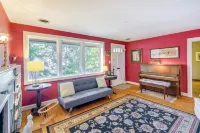 Silver Spring Rental 8 Mi to Washington, DC! Отели рядом с достопримечательностью «Brigadier General Charles E. McGee Library (Silver Spring Library)»