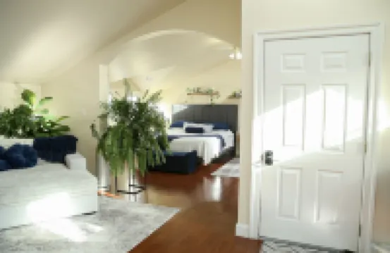 Botanical Loft in Amish Country, King Bed, Jetted Tub & Garden Patio