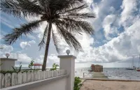 3 bedroom apartment- 5 mins to beach & Town