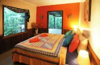 Tropical Bliss Bed and Breakfast Hotels in Innisfail