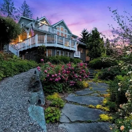 Beautiful Home on Lake Samish with Deck- 10 minute drive to Fairhaven