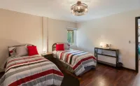 Lakefront duplex property, nicely finished. 2 bedroom and queen size hide-a-bed.