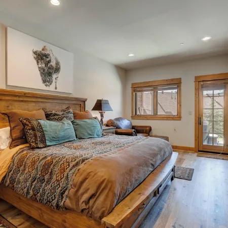 2 minutes from Ski Lifts! 3-bedrooms with Private Hot Tub! Walk to Ski Shuttle!
