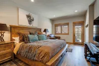 2 minutes from Ski Lifts! 3-bedrooms with Private Hot Tub! Walk to Ski Shuttle!
