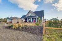Ocean Shores Getaway w/ Fireplace & Hot Tub! - 3-Star