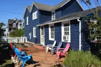 Captains Quarters-CHARMING Cottage Close to Town!!