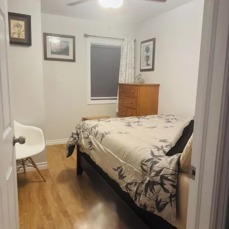 Luxurious 2 Bedroom with King and Queen bed and 1.5 Bathroom sleeps 6.