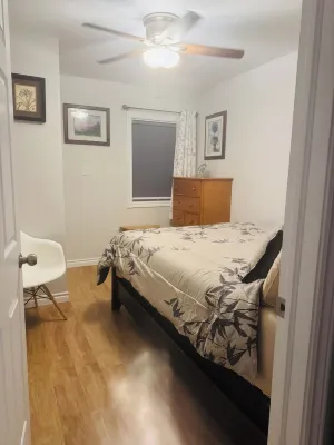 Luxurious 2 Bedroom with King and Queen bed and 1.5 Bathroom sleeps 6.
