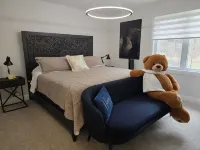 Relax house a few minutes from Port Stanley beach, with hot tub and game room