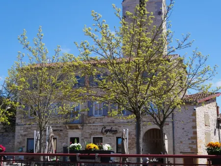 Cosy studio in the heart of the village of Chazay Отели в г. Шазе-д'Азерг