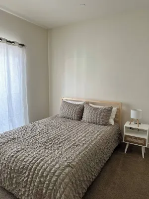 Cozy 2-bed, 2-bath condo WiFi, AC, near lake and shopping centers in Corona.