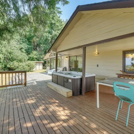 1/2 Mi to Yarrow Bay: Family Home in Kirkland