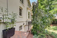 Walkable Apt w/ Off-street Parking in Cheesman!