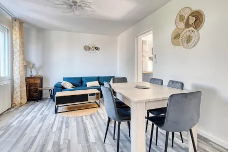 3-bedroom house with garden and garage near town center and train station. Отели в г. Памье