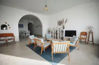 Spacious and comfortable seafront apartment, exceptional views in quiet setting