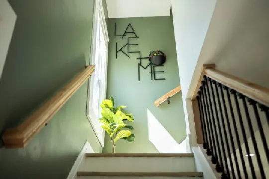 Lakeview Modern Stay Near Beaches, GOTL, and Spire