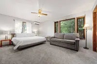 Cozy Cabin in the Woods with Comforts, Hot Tub, Walk to Lake Hotel a Hamilton Branch