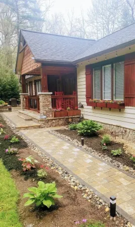 Cozy home,  just  minutes from Main St. Отели рядом с достопримечательностью «Sunrise Rock by Highlands-Cashiers Land Trust»