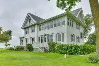 Fire Pits, Views & Yard: Luxe Mt Horeb Getaway! - Homestays