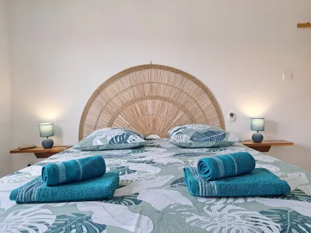 Charming 2-person apartment a stone's throw from the beach Отели в г. Сент-Люс