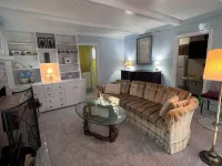 Charming 2-bedroom house in small-town neighborhood Hotels in Bath