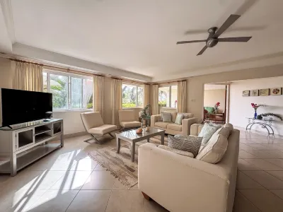 Palm Beach 103, Hastings, Barbados, 3 Bdrm, Beachfront, Pool, Great Location Các khách sạn ở 