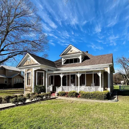 Historical Krezdorn House in the heart of Seguin!