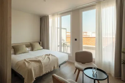 Líbere Pamplona Universidad Hotels near Saint Nicholas Church