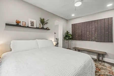 Colorful King Bed Apt w/Large Kitchen and Game Room