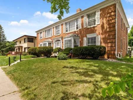 Tosa's Cozy Corner - Pet & Family Friendly, Walkable, Near Downtown Tosa & MKE! Отели рядом с достопримечательностью «Time Square Watch Shop»