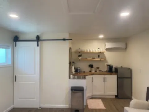 Chic studio hideaway in Riverdale with AC, Wifi