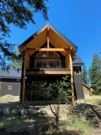 Cozy 2-bedroom cabin in charming Ronald with WiFi, AC