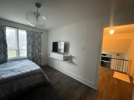 Private and Spacious Room in Toronto Отели рядом с достопримечательностью «Блэк Крик Пайонир Виллидж»