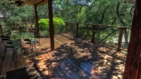 Cozy cedar/rock cabin & bunkhouse with private access to the Frio River.