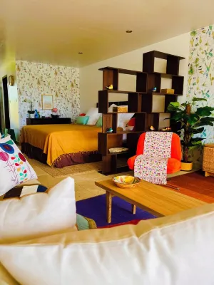 NEW Chic, relaxed studio in Mont Vernon, overlooking beach and pool.