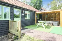Lord Derby, Cottage with pool & hot tub, tranquil setting,20min from Southwold