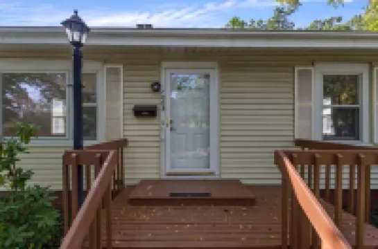 Bright & Spacious on William St.