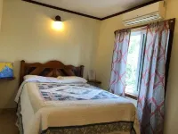 Lovely 2 bedroom unit, lagoon side with beach view Hotels in Maya Beach