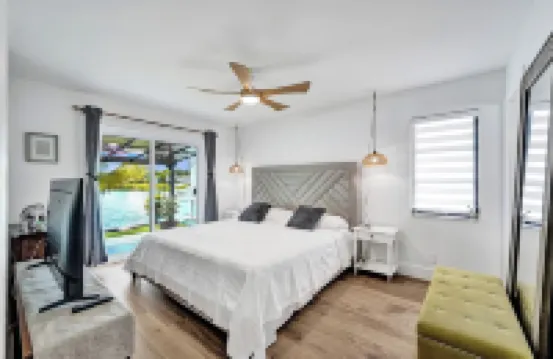 Charming lake view 3-bedroom in pleasant Fort Lauderdale