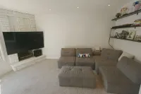 Spacious 4BR • Big Yard • Family, Business & Relocation-Friendly Hotels in Pickering